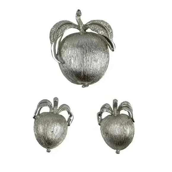 VTG Sarah Coventry Apple Brooch & Matching Earrings Silver Toned Adam's Delight - Picture 1 of 10